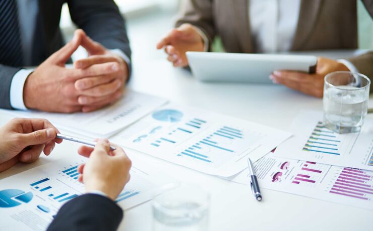close-up-businesspeople-working-with-documents